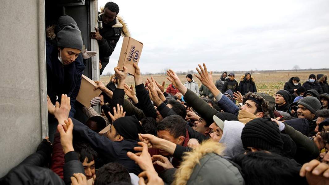 Сирийские беженцы получают гуманитарную помощь 