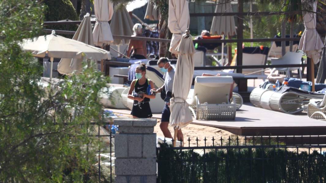 Туристы в масках на территории отеля H10 Costa Adeje Palace