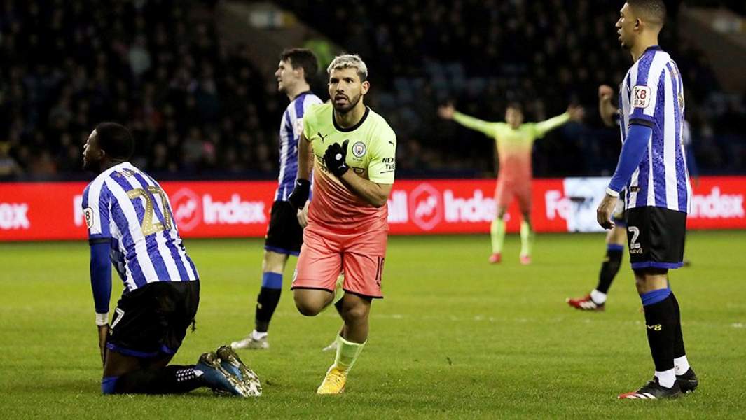 Игрок «Манчестер Сити» Серхио Агуэро празднует забитый гол в ворота «Шеффилд Уэнсдей»