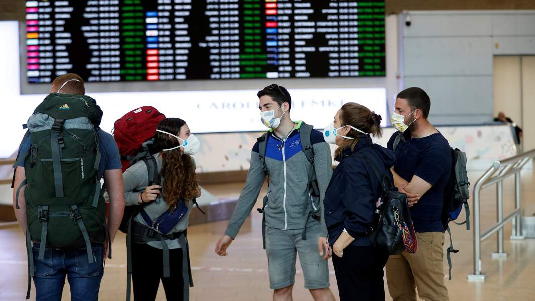 Туристы в терминале прибытия израильского аэропорта