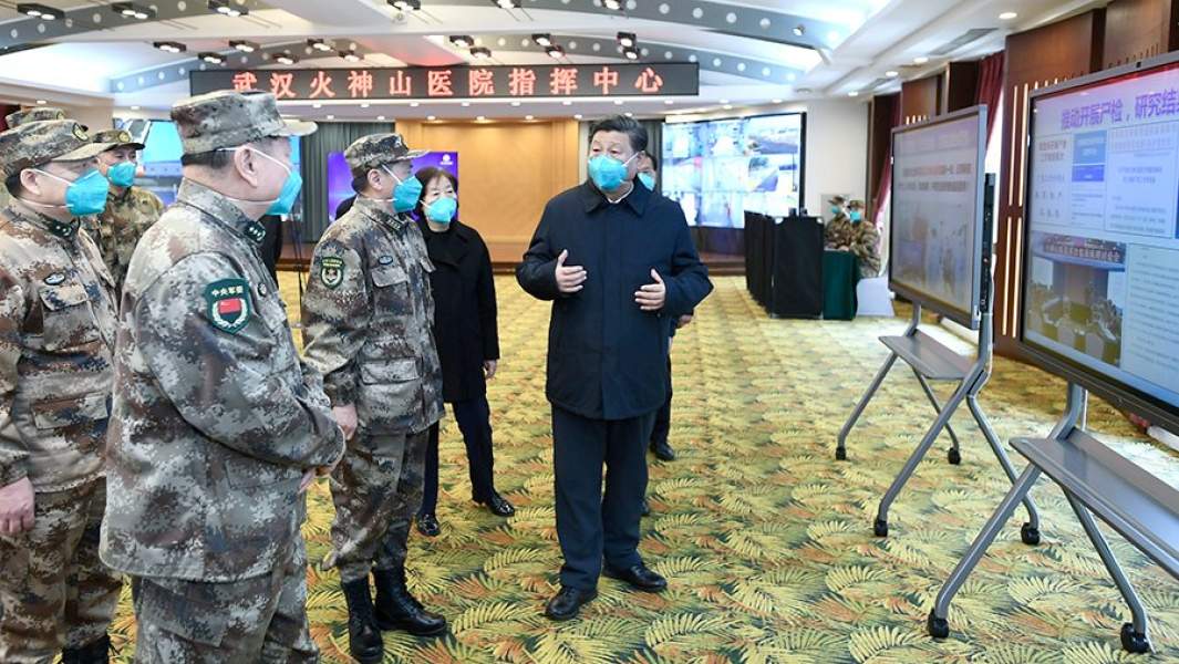 Председатель КНР Си Цзиньпин во время посещения оперативного штаба по распространению коронавируса в Ухане. 10 марта 2020 года