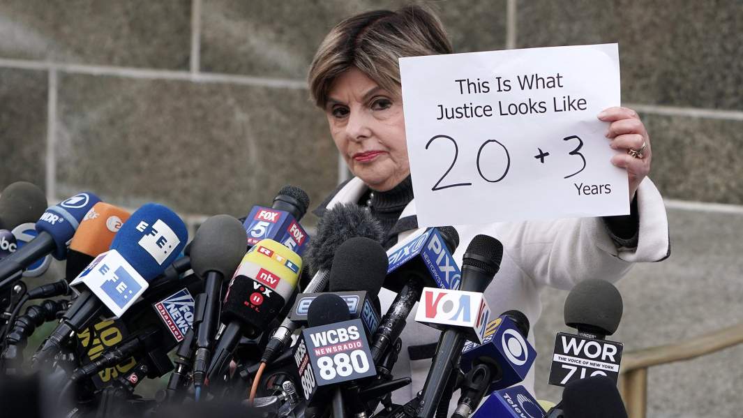 Адвокат некоторых жертв Харви Вайнштейна Глория Оллред у здания суда после вынесения приговора