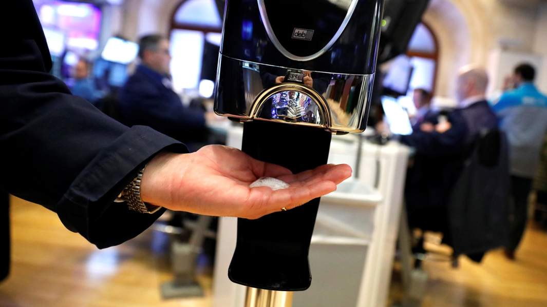 Трейдер дезинфицирует руки