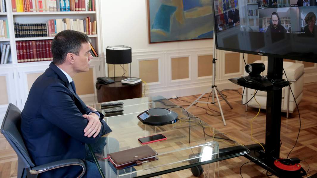 Премьер-министр Педро Санчес проводит видеоконференцию со своими министрами по поводу вспышки коронавируса