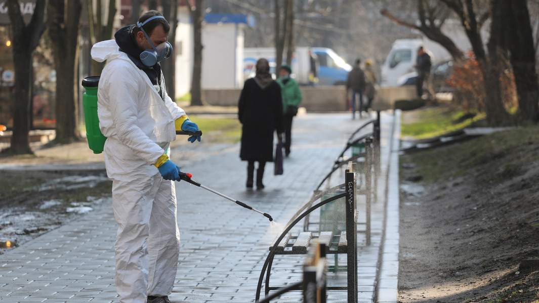 Рабочий распыляет дезинфицирующее средство для предотвращения распространения коронавирусной инфекции во Львове