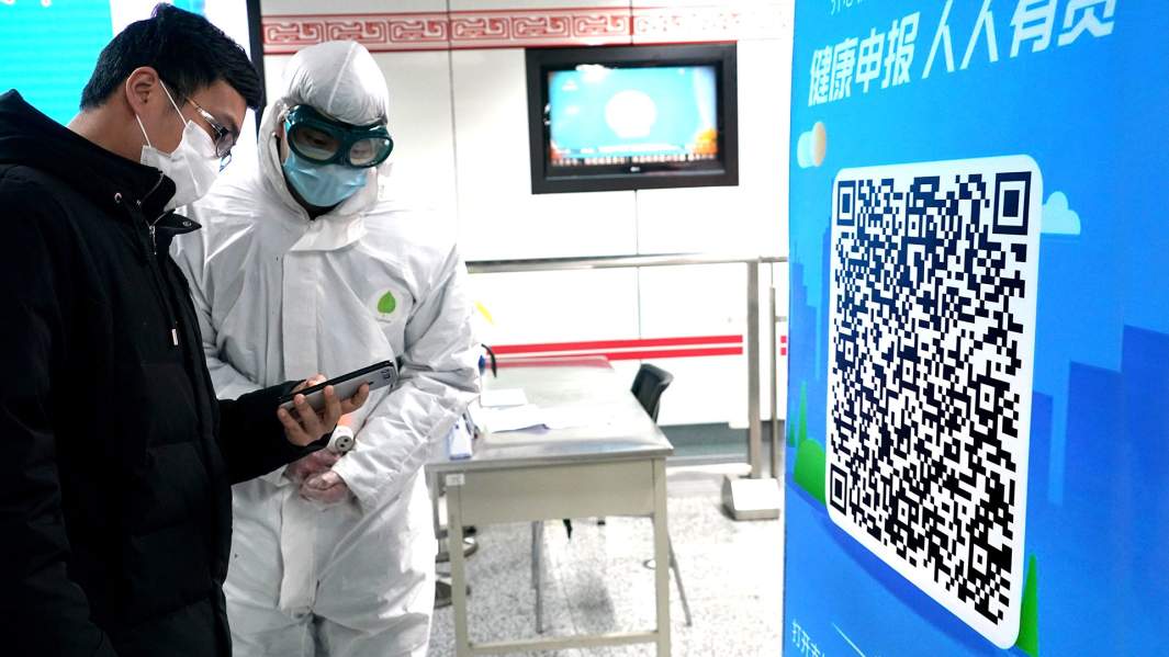 Проверка по QR-коду перед входом в местро Чжэнчжоу