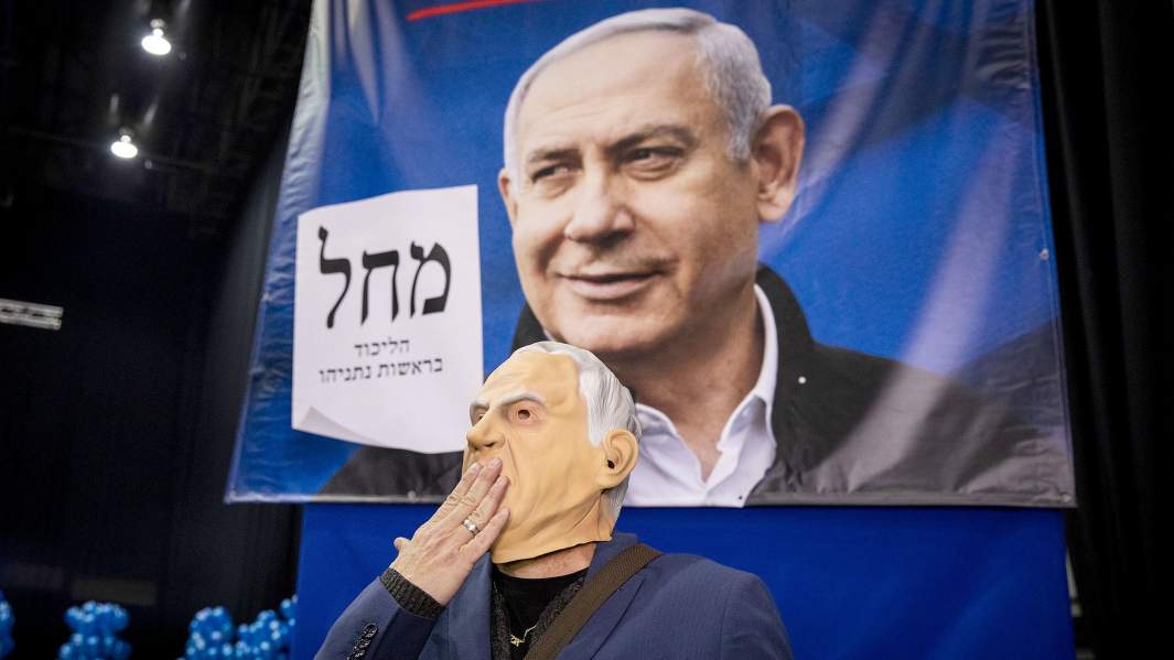 Сторонник партии «Ликуд» в маске с изображением премьер-министра Израиля Биньямина Нетаньяху