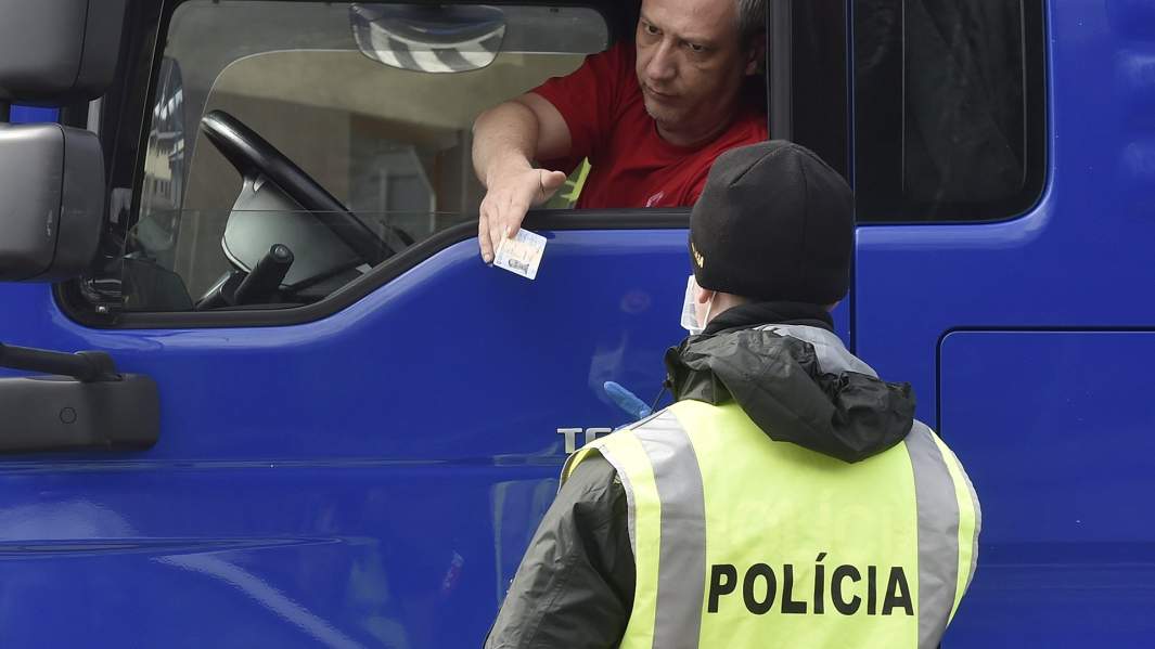 Словацкий полицейский проверяет документы на пограничном посту