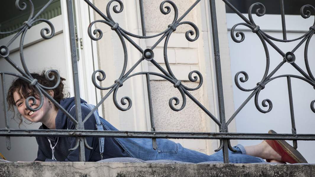 Люди во Франции остаются дома из-за строгого запрета во время карантина