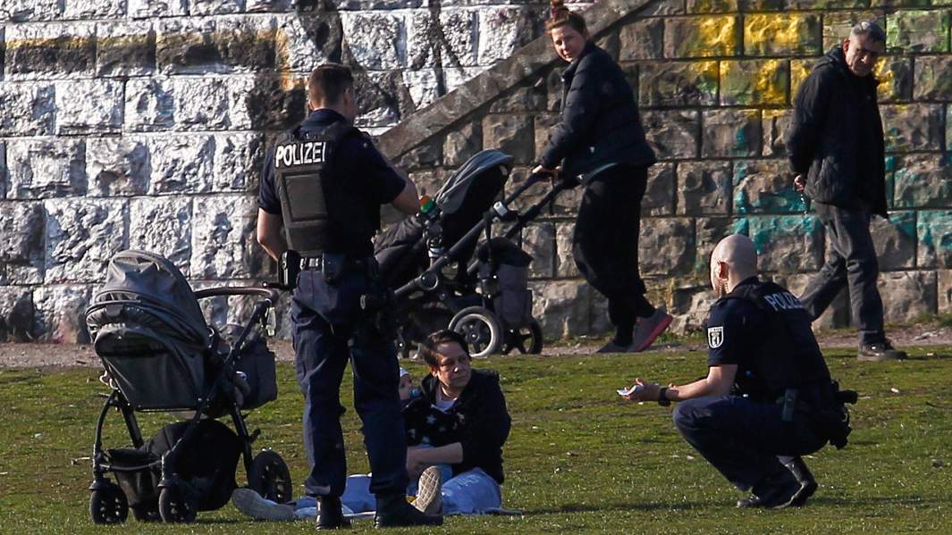 Полиция Германии проводит профилактическую беседу с жителями Берлина во время карантина 