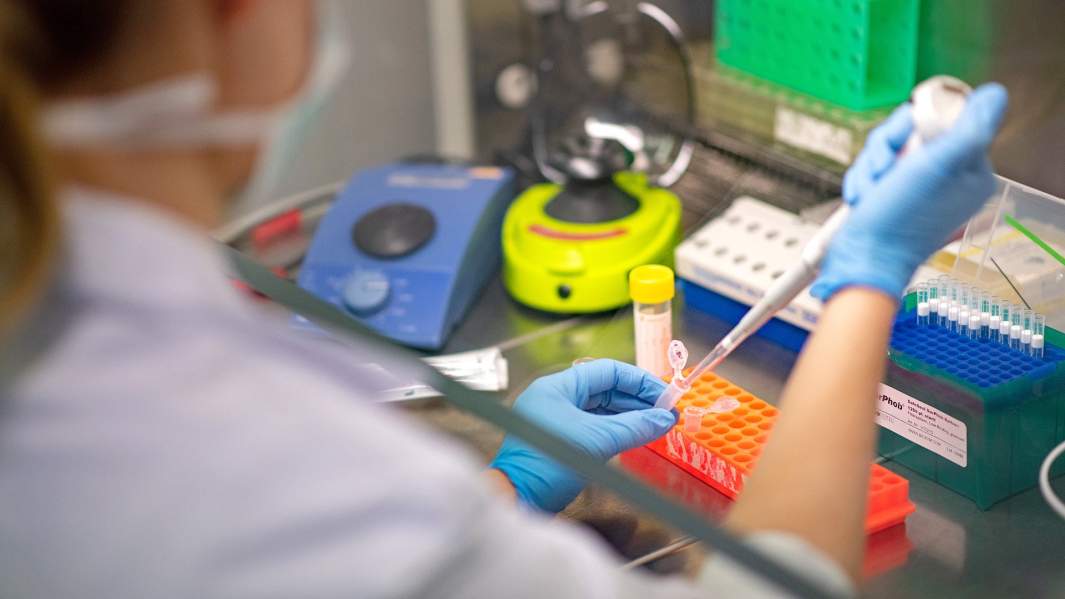 Медики XXI отдела микробиологии в Цетральном госпитале бундесвера Кобленце помогают с обнаружением коронавируса