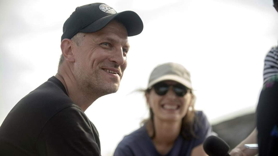 Режиссеры Алексей Чупов и Наташа Меркулова на съемках сериала «Колл-центр»