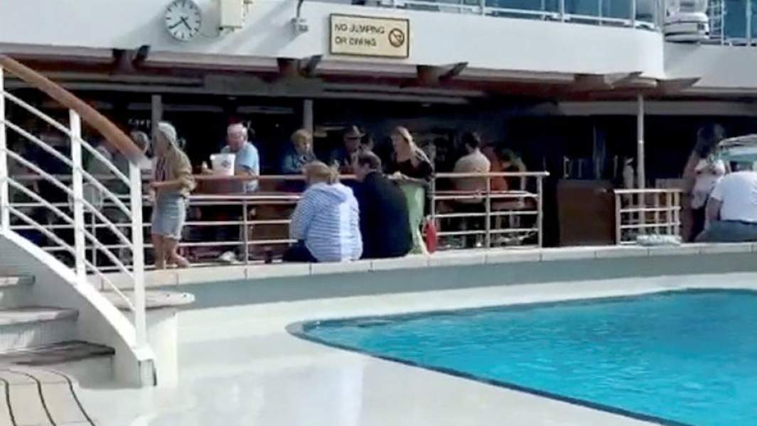 У бассейна круизного лайнера Princess