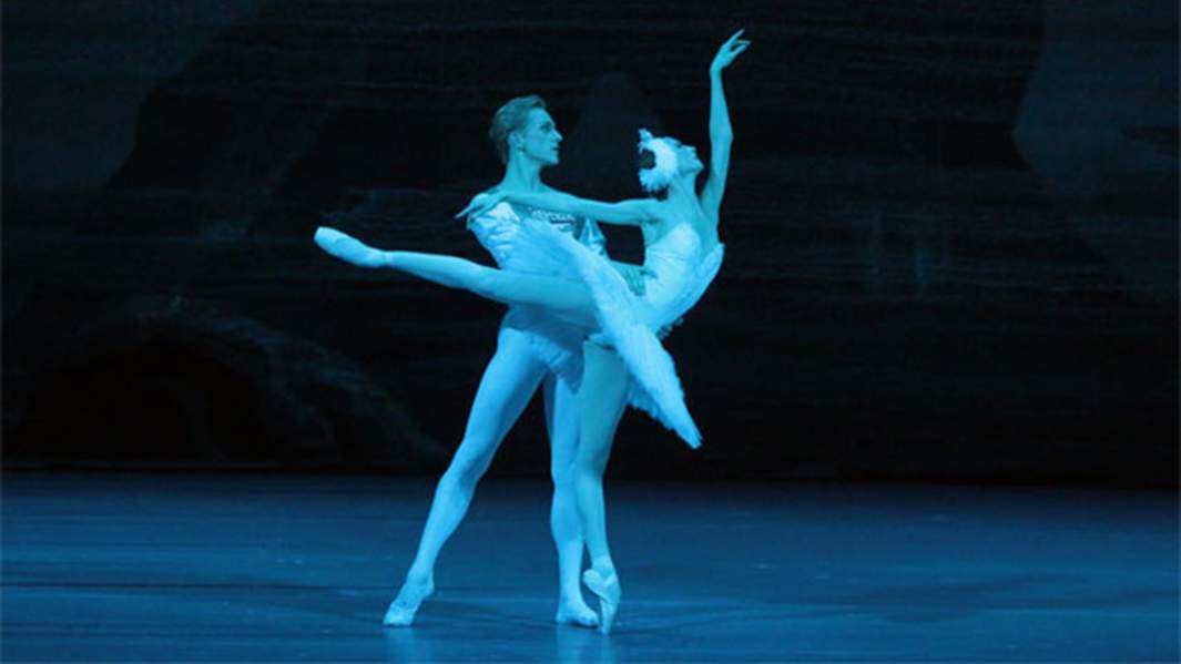 Сцена из балета «Лебединое озеро» в постановке Большого театра