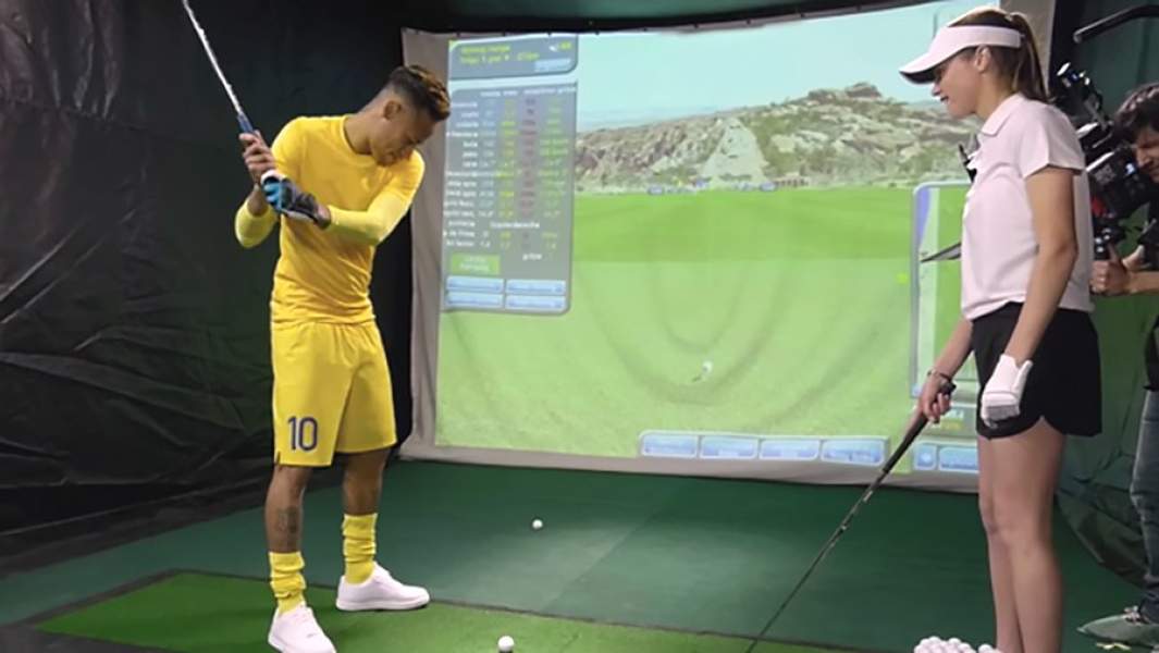 Бразильский нападающий ПСЖ Неймар играет в гольф в своей квартире