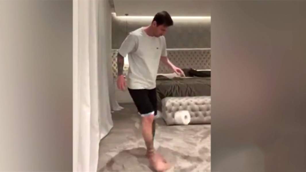 Форвард «Барселоны» Лионель Месси чеканит рулоном туалетной бумаги