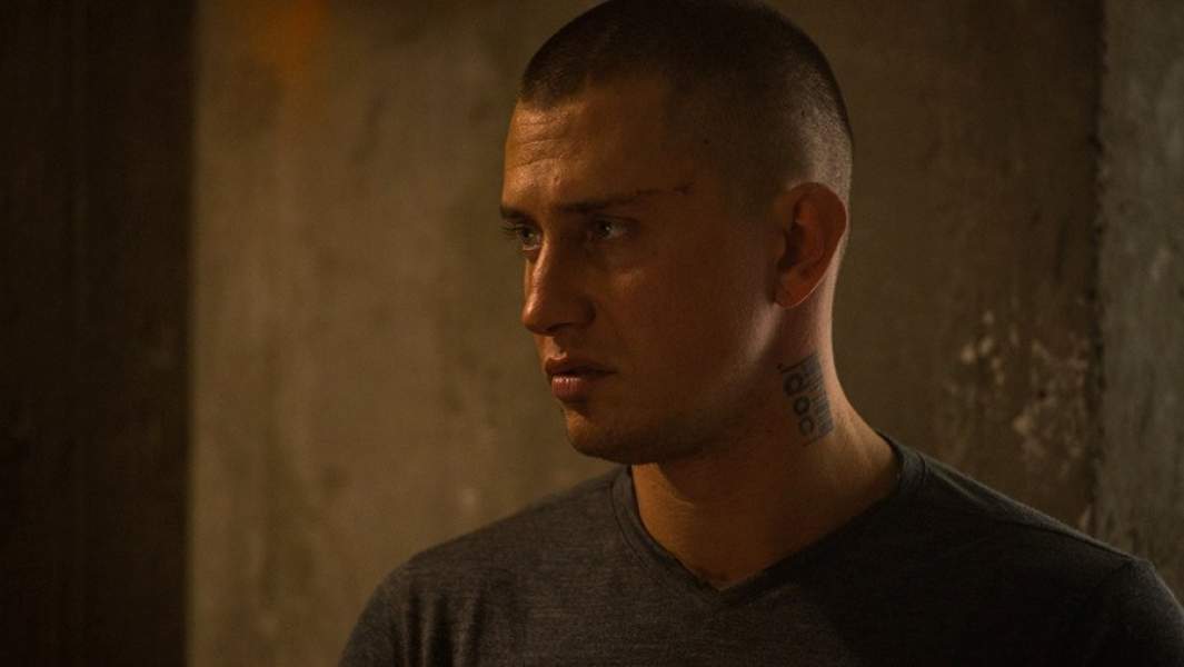 Актер Павел Прилучный в сериале «В клетке»