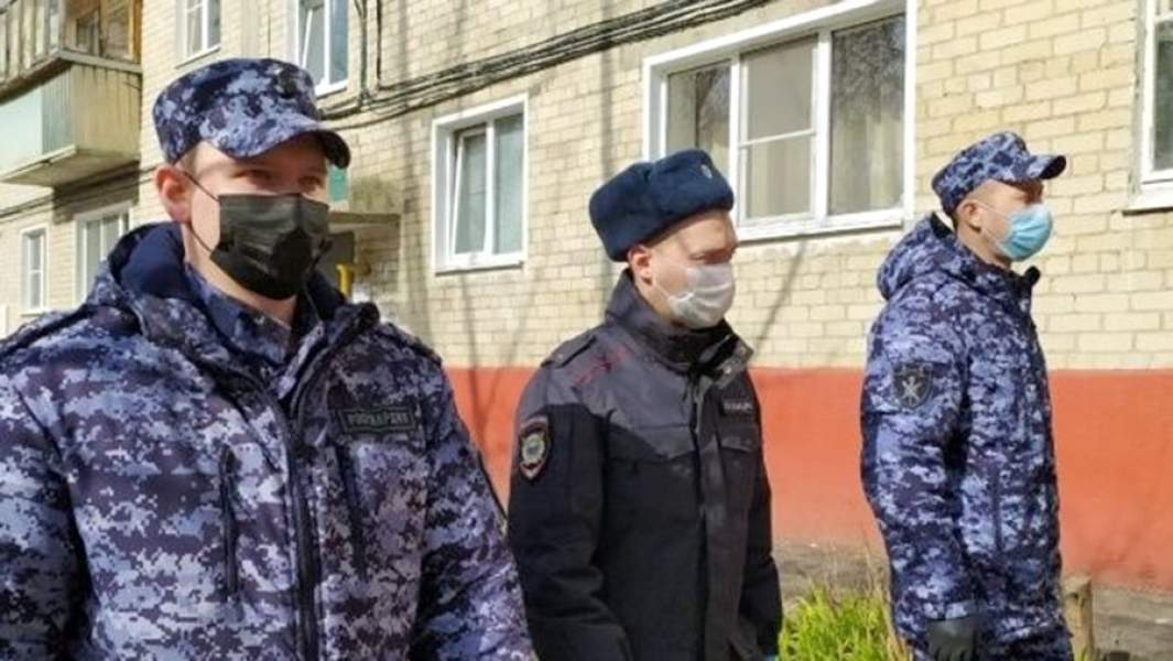 Росгвардейцы и полицейские патрулируют ушедшую на самоизоляцию Пензу