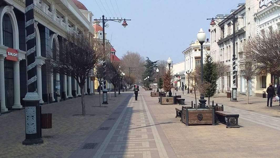 Пустая улица в Симферополе во время режима самоизоляции