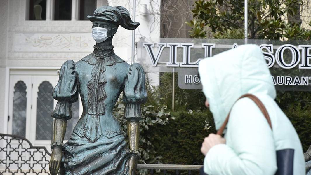 Памятник Дама с собачкой во время карантина в Ялте