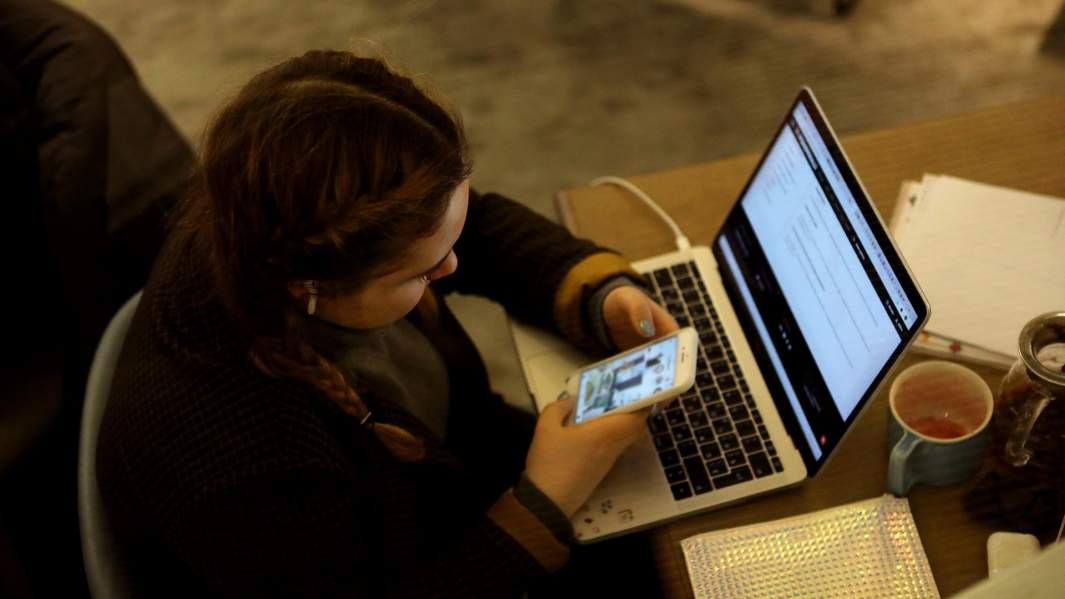 девушка компьютер