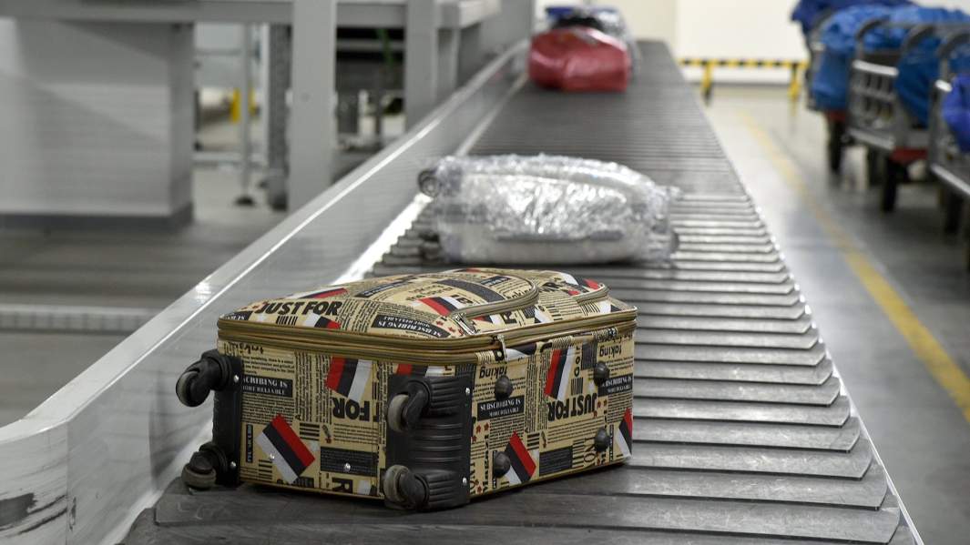 чемодан в аэропорту