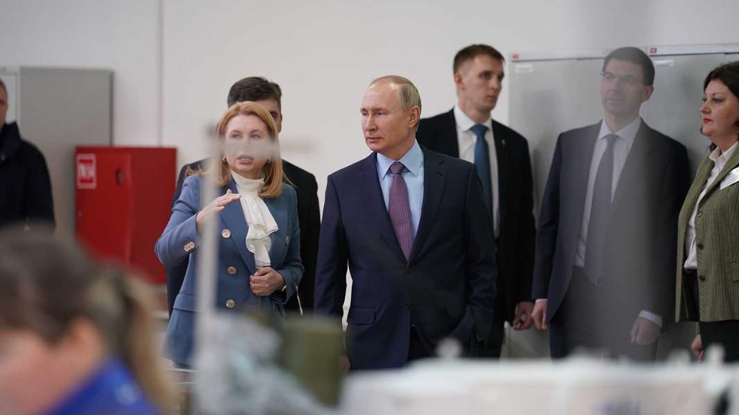 Владимир Путин во время посещения Ивановского парашютного завода «Полёт»