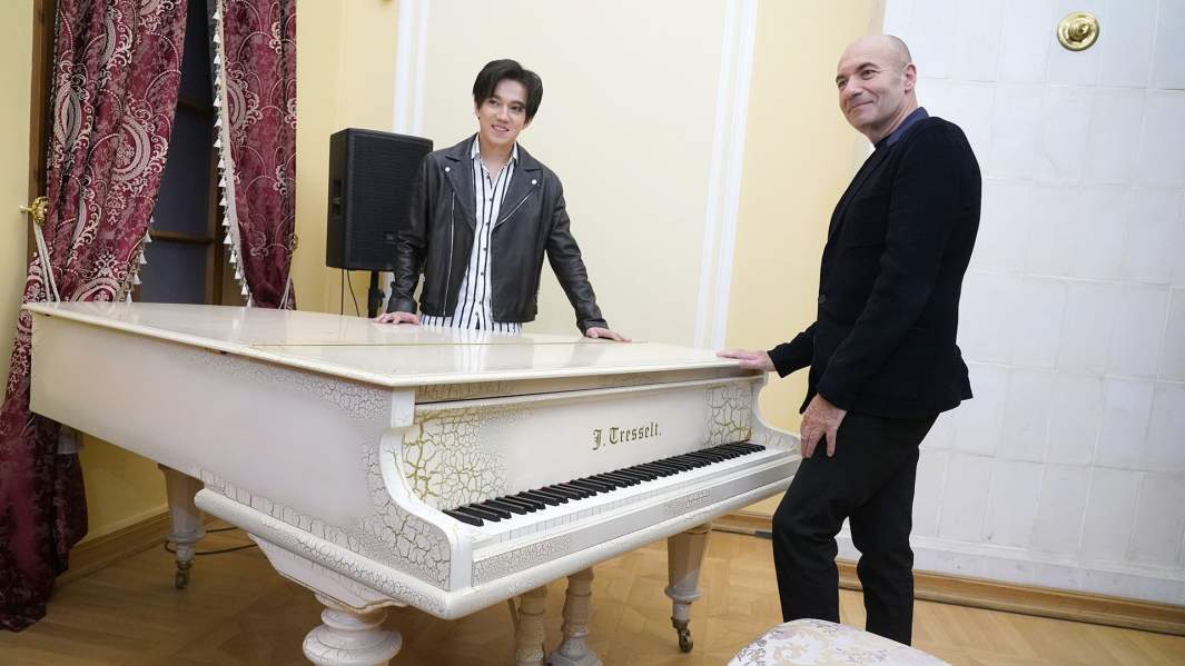 Композитор Игорь Крутой и певец Димаш Кудайберген во время пресс-конференции в усадьбе А.К. Поливанова