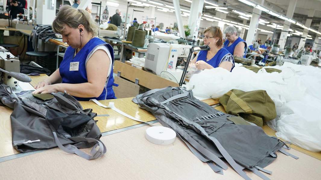 Сотрудницы за работой на Ивановском парашютном заводе «Полёт»