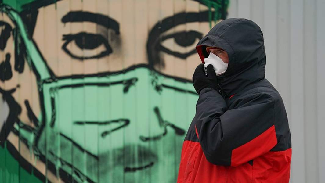 Мужчина в медицинской маске 