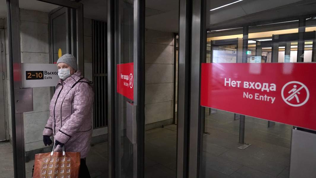 За всеми парами: полиция будет провожать до дома нарушителей карантина