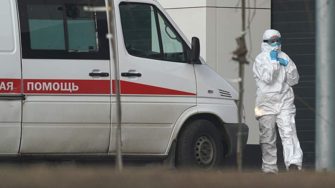 Сотрудник скорой помощи в защитном костюме на территории больничного комплекса в Коммунарке. Больничный комплекс в Коммунарке примет пациентов с подозрением на коронавирус