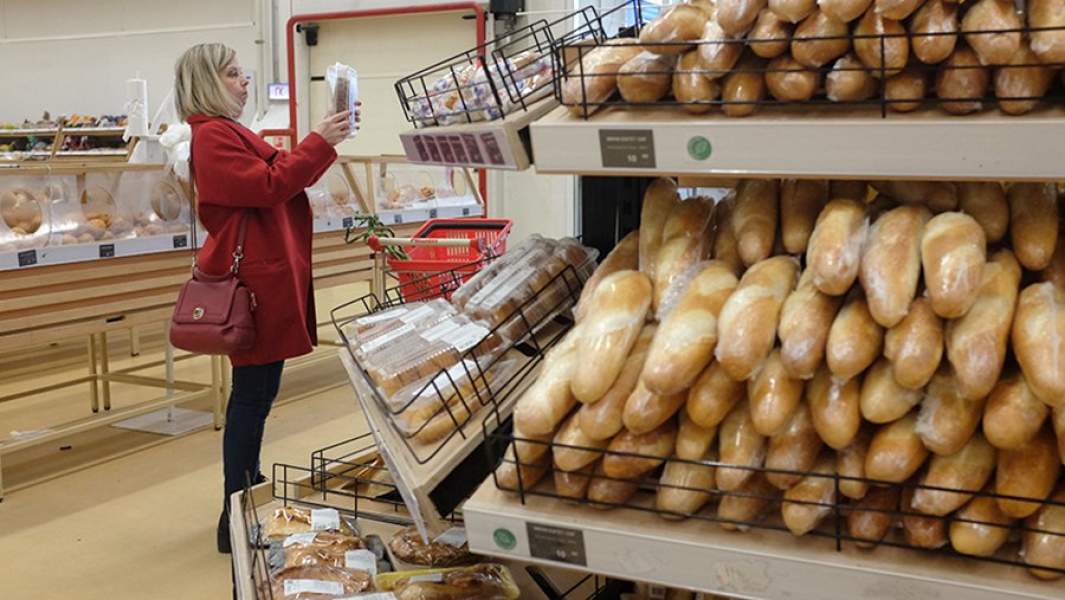 Полки с хлебом в супермаркете