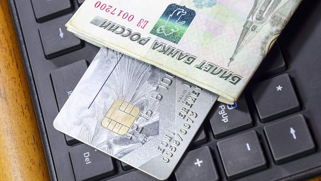 Кредитная карта на клавиатуре компьютера