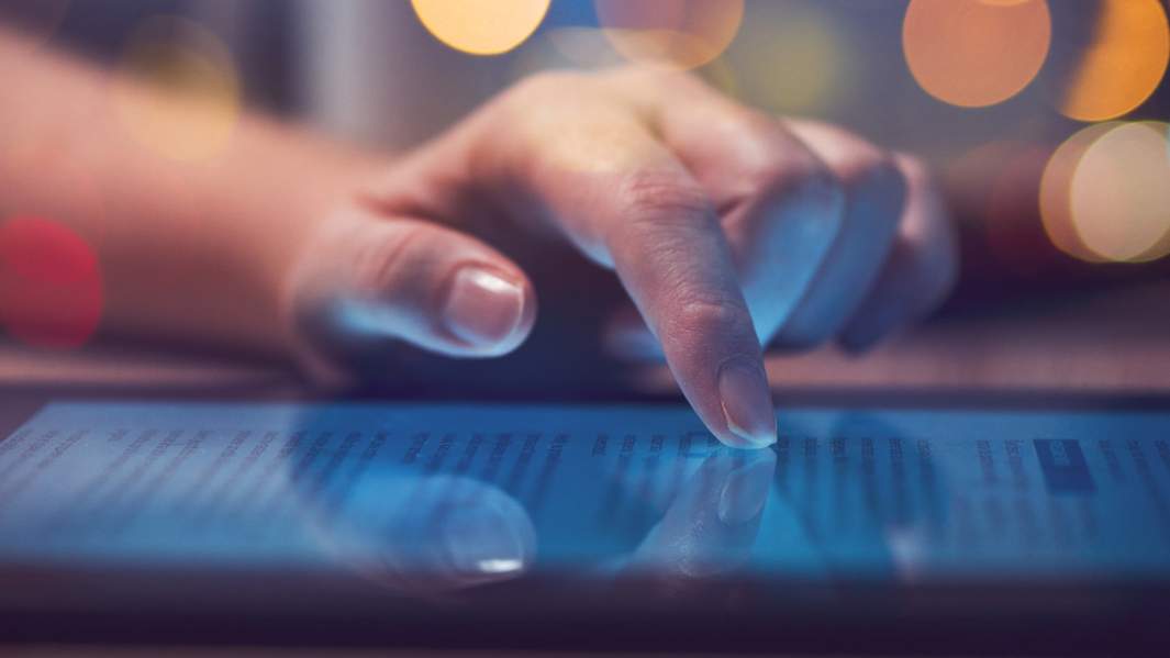 девушка читает новости на планшете