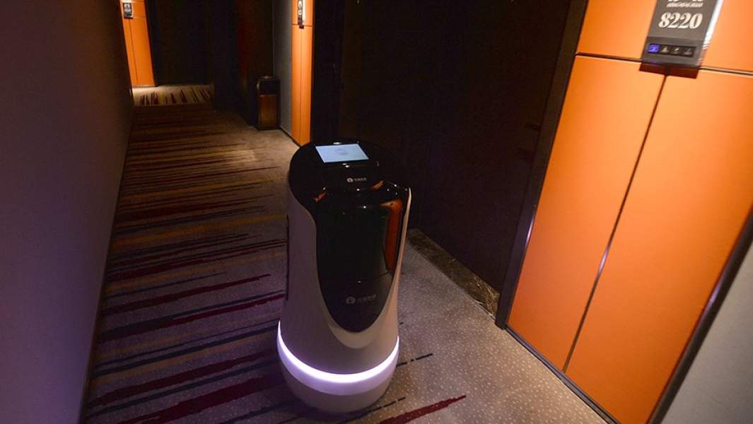 Робот в коридоре отеля