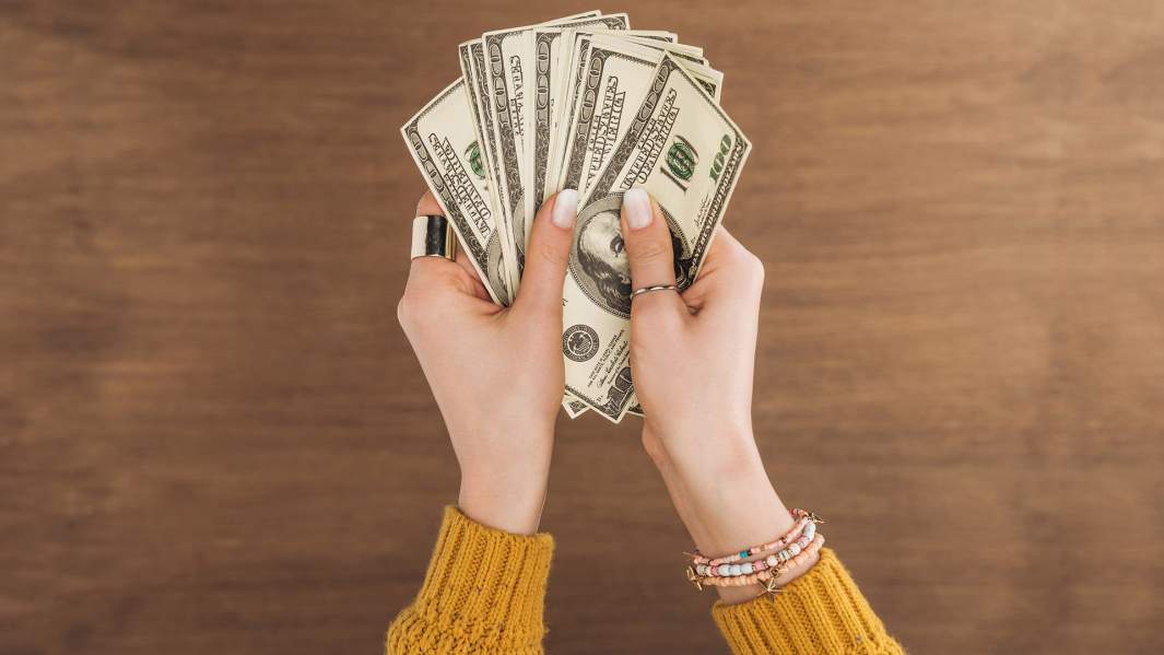 Поддержка с воздуха: США затопят кризис "вертолетными деньгами"