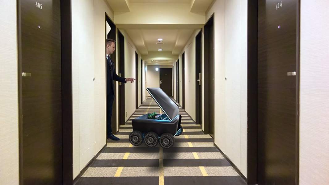Робот доставляет воды постояльцам отеля