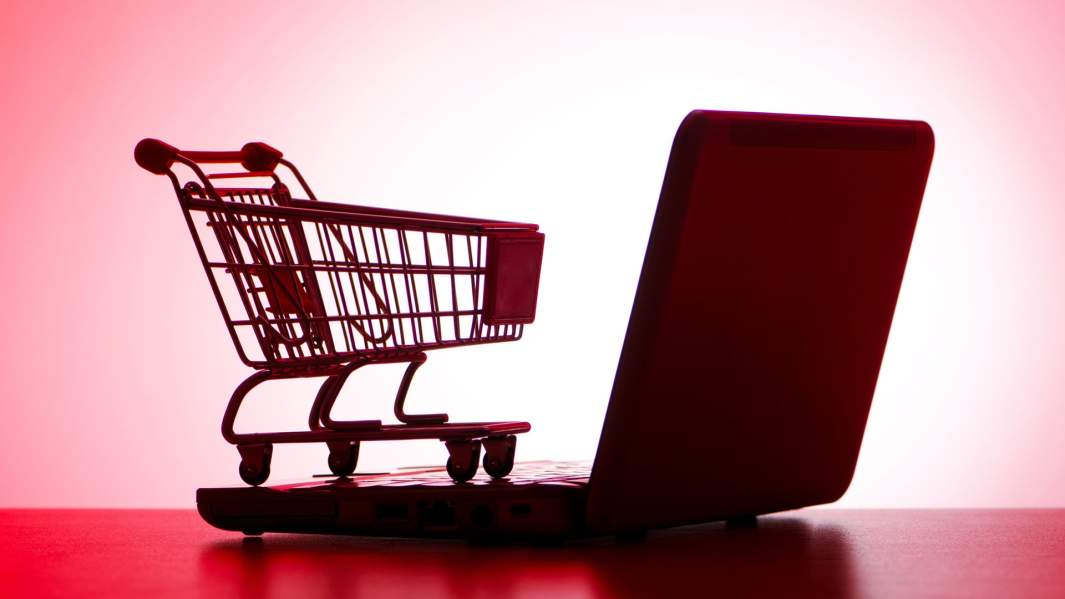 ноутбук с тележкой из магазина