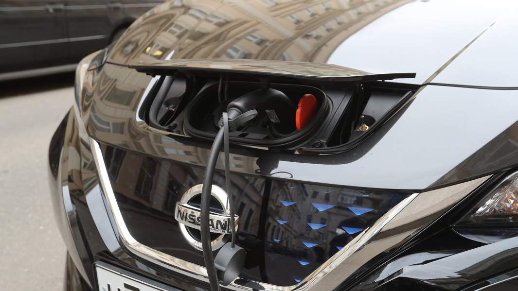 Сделают зарядку: в РФ создадут сеть бесконтактных ЭЗС для электромобилей