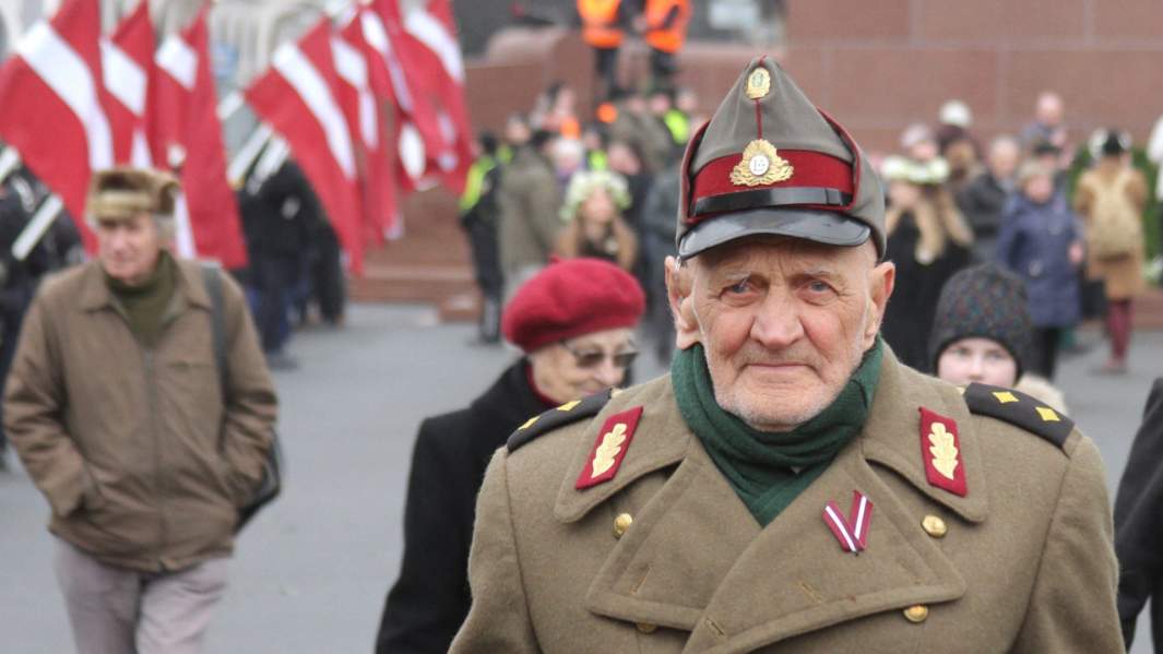 Ветеран латвийского легиона во время марш