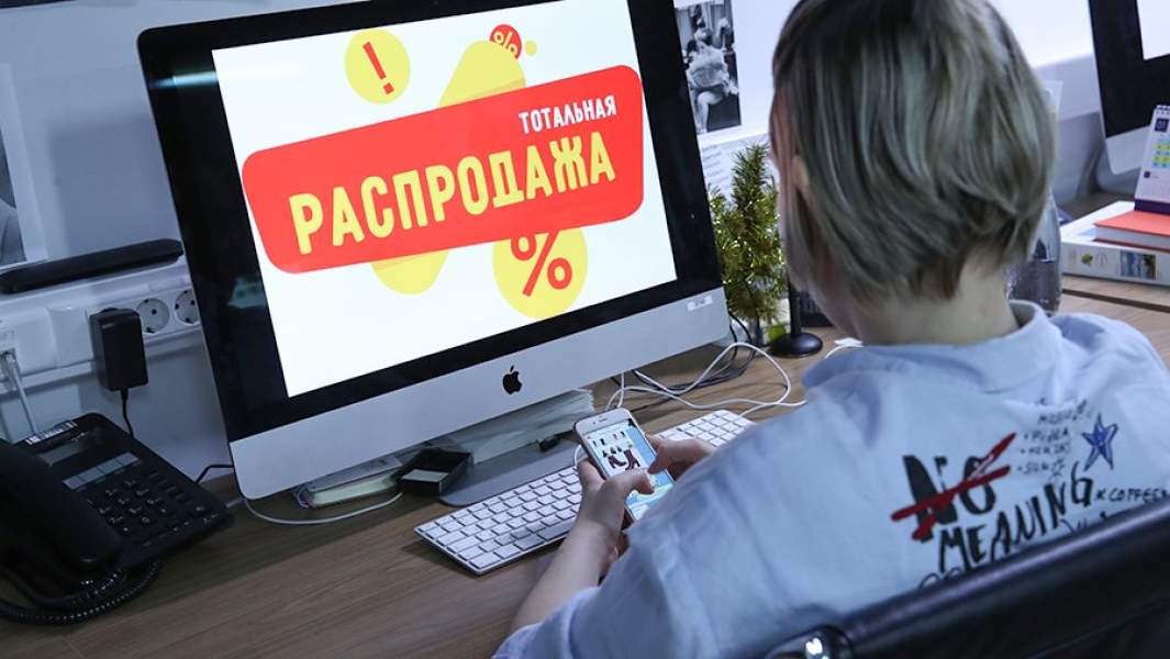 девушка за компьютером 