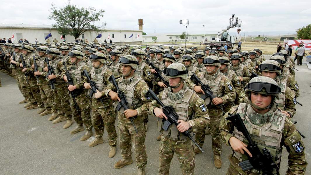 Военнослужащие вооруженных сил Грузии на церемонии открытия совместного с НАТО учебно-тренировочного центра в Грузии