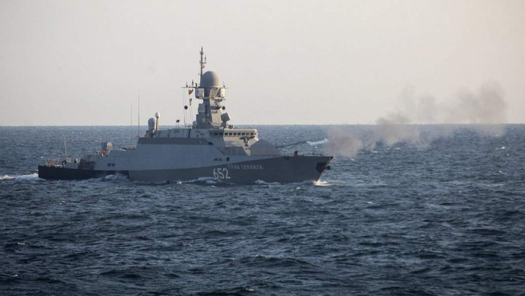 Малый ракетный корабль «Град Свияжск» во время учений корабельных группировок Каспийской флотилии