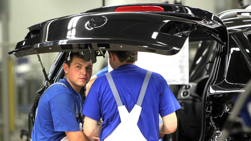 Сборка автомобилей Volkswagen на конвейере завода в Калуге