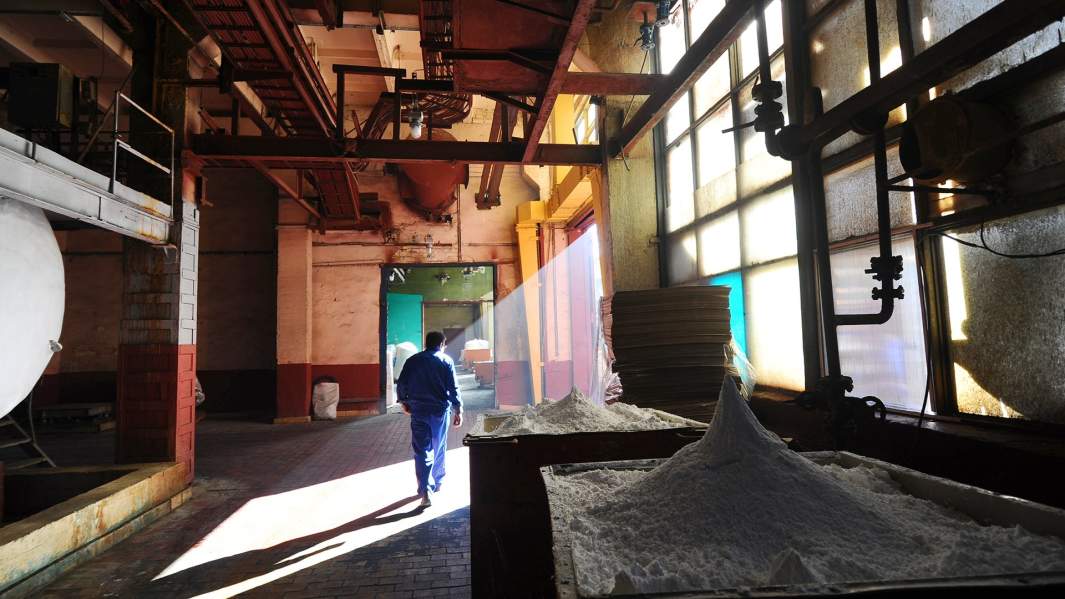 Цех на предприятии по производству химической продукции 