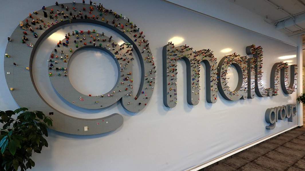 Логотип в офисе компании Mail.ru Group в Москве