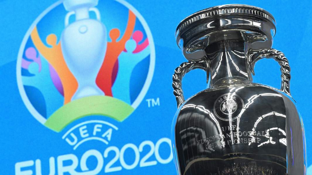 Кубок и логотип чемпионата Европы по футболу 2020