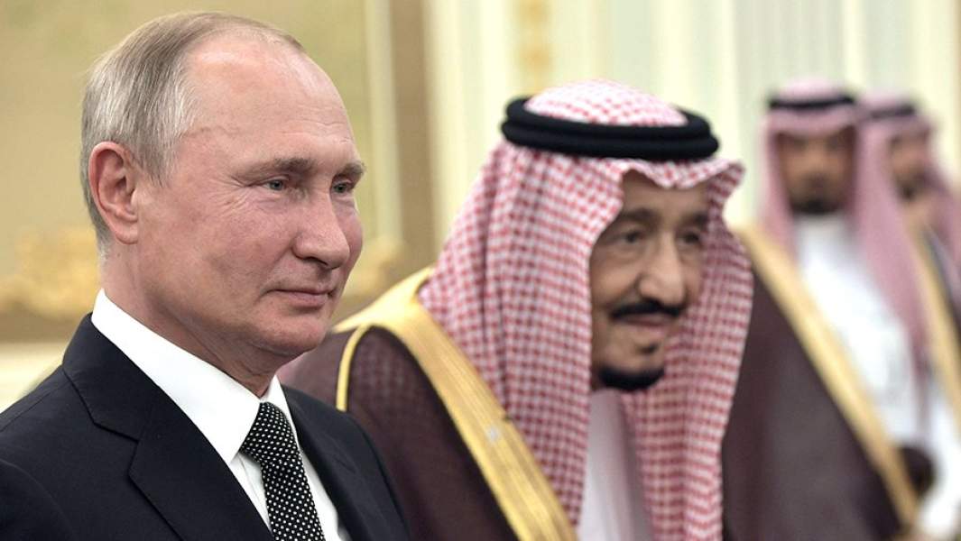 Президент РФ Владимир Путин и король Саудовской Аравии Сальман бен Абдель Азиз аль Сауд на церемонии официальной встречи в Эр-Рияде. 14 октября 2019 года