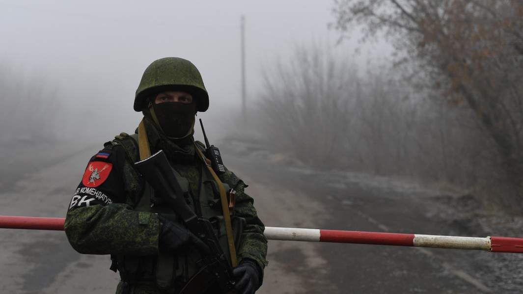 Сотрудник военной комендатуры ДНР на КПП